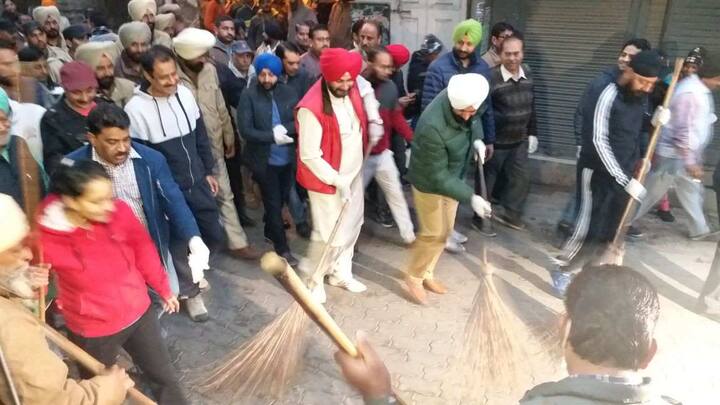 ਸਿੱਧੂ ਨੇ ਕਿਹਾ ਕਿ ਅੱਜ ਉਨ੍ਹਾਂ ਵੱਲੋਂ ਇਹ ਸ਼ੁਰੂਆਤ ਗੁਰੂ ਨਗਰੀ ਤੋਂ ਕੀਤੀ ਗਈ ਹੈ ਜਿਸ ਨੂੰ ਪੂਰੇ ਪੰਜਾਬ ਵਿੱਚ ਪਹੁੰਚਾਇਆ ਜਾਵੇਗਾ। ਉਨ੍ਹਾਂ ਕਿਹਾ ਕਿ ਅਜਿਹੇ ਅਭਿਆਨ ਪਹਿਲਾਂ ਵੀ ਕਈ ਵਾਰ ਹੋਰਾਂ ਲੀਡਰਾਂ ਵੱਲੋਂ ਸ਼ੁਰੂ ਕੀਤੇ ਗਏ ਸਨ ਪਰ ਉਹ ਸਿਰਫ ਫੋਟੋ ਤੱਕ ਹੀ ਸੀਮਤ ਰਹੇ। ਇਸ ਲਈ ਮੈਂ ਅੱਜ ਇੱਥੇ ਫੋਟੋ ਖਿਚਵਾਉਣ ਦੀ ਥਾਂ ਖੁਦ ਕੂੜਾ ਚੁੱਕ ਕੇ ਸਫਾਈ ਕਰਮਚਾਰੀਆਂ ਨੂੰ ਇਹ ਸੰਦੇਸ਼ ਦੇਣ ਆਇਆ ਹਾਂ ਕਿ ਅਸੀਂ ਆਪਣੇ ਸ਼ਹਿਰ ਨੂੰ ਇਸੇ ਤਰ੍ਹਾਂ ਸਾਫ ਸੁਥਰਾ ਰੱਖਣਾ ਹੈ।
