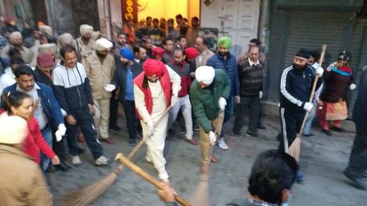 ਸਿੱਧੂ ਨੇ ਕਿਹਾ ਕਿ ਉਹ ਹਰਿਮੰਦਰ ਸਾਹਿਬ, ਦੁਰਗਿਆਣਾ ਮੰਦਿਰ ਦੇ ਨੇੜਿਓਂ ਸਫਾਈ ਕਰਨ ਤੋਂ ਬਾਅਦ ਨਗਰ ਨਿਗਮ ਦੇ ਸਫਾਈ ਕਰਮਚਾਰੀਆਂ ਦੇ ਘਰ ਜਾ ਕੇ ਉਨ੍ਹਾਂ ਦੇ ਘਰਾਂ ਦੀ ਵੀ ਸਫਾਈ ਕਰਨਗੇ ਕਿਉਂਕੀ ਜੇਕਰ ਸਾਡੇ ਆਪਣੇ ਘਰ ਸਾਫ ਸੁਥਰੇ ਹੋਣਗੇ ਤਾਂ ਸ਼ਹਿਰ ਵੀ ਆਪ ਮੁਹਾਰੇ ਸਾਫ ਸੁਥਰਾ ਦਿਖੇਗਾ।