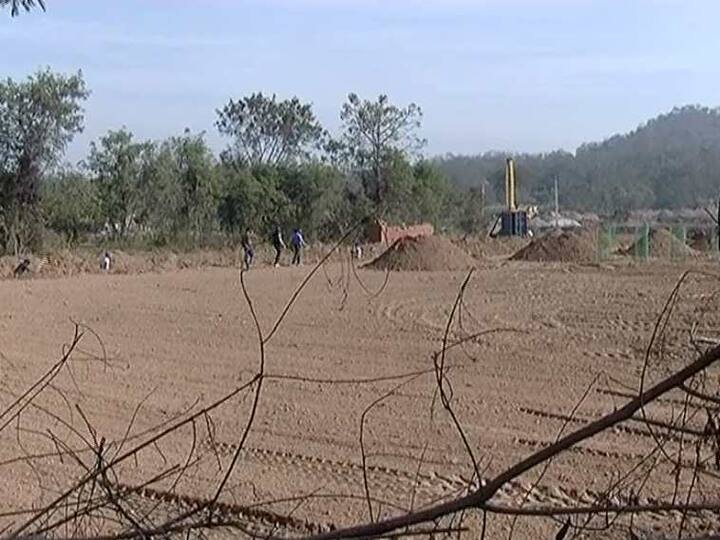 ਵੈਸੇ ਤਾਂ ਇੱਥੇ ਹੋਰ ਵੀ ਕਈ ਅਫਸਰਾਂ ਦੇ ਤੇ ਵੱਡੇ ਨੇਤਾਵਾਂ ਨੇ ਜ਼ਮੀਨਾਂ ਖਰੀਦੀਆਂ ਹੋਈਆਂ ਹਨ, ਜੋ ਜ਼ਿਆਦਾਤਰ ਬੇਨਾਮੀਆਂ ਹਨ। ਪਰ ਕੈਪਟਨ ਅਮਰਿੰਦਰ ਸਿੰਘ ਨੇ ਬਾਦਲਾਂ ਦੇ ਗੁਆਂਢ ‘ਚ ਆਪਣੇ ਹੀ ਨਾਂਅ ‘ਤੇ ਜ਼ਮੀਨ ਲੈ ਕੇ ਨਵੀਂ ਬਹਿਸ ਛੇੜ ਦਿੱਤੀ ਹੈ।