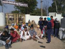 ਧੱਕੇ ਨਾਲ ਅਧਿਆਪਕਾਂ ਦੀ ਬਦਲੀਆਂ ਖ਼ਿਲਾਫ ਲੋਕਾਂ ਵੱਲੋਂ ਪ੍ਰਦਰਸ਼ਨ