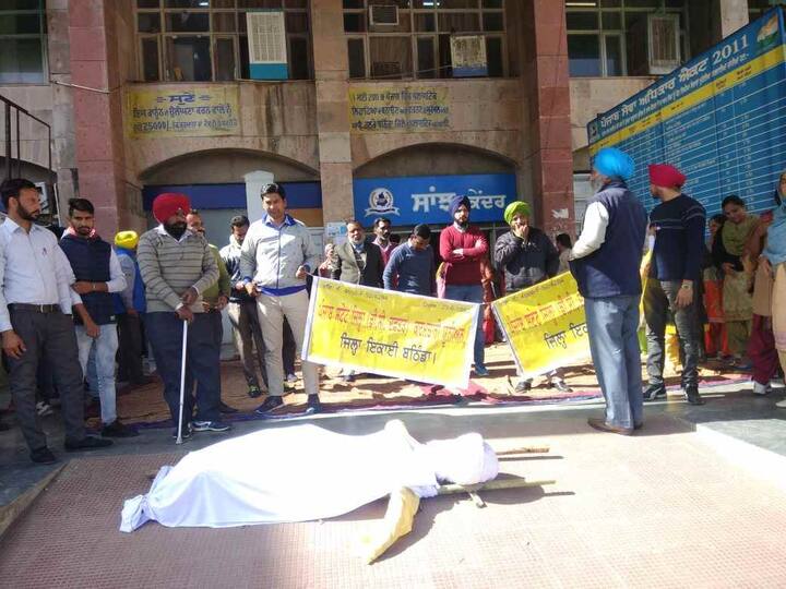 ਪੂਰੇ ਪੰਜਾਬ ਦੇ ਡੀਸੀ ਦਫ਼ਤਰਾਂ ਦੇ ਕਰਮਚਾਰੀਆਂ ਵੱਲੋਂ ਕਲਮ ਬੰਦ ਹੜਤਾਲ ਕਰਦਿਆਂ ਜ਼ਿਲ੍ਹਾ ਪੱਧਰੀ ਧਰਨੇ ਪ੍ਰਦਰਸ਼ਨ ਕੀਤੇ ਗਏ।