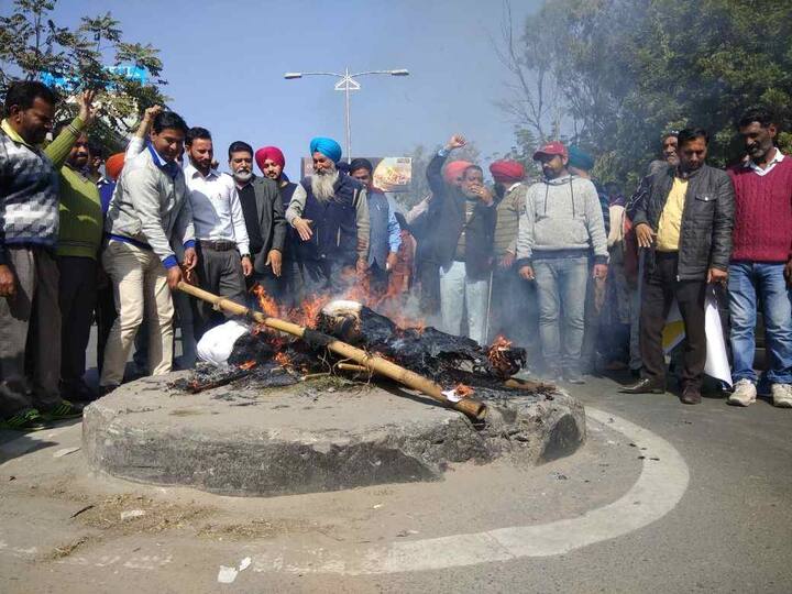  ਇਸ ਦੇ ਨਾਲ ਹੀ ਉਨ੍ਹਾਂ ਮੰਗ ਕੀਤੀ ਕਿ ਨਵੇਂ ਭਰਤੀ ਕੀਤੇ ਗਏ ਦਰਜਾਚਾਰ ਮੁਲਾਜ਼ਮਾਂ ਦੀ ਤਨਖਾਹ ਸਿਰਫ 4900 ਰੁਪਏ ਹੈ ਜਦਕਿ ਕਲਰਕਾਂ ਦੀ ਤਨਖਾਹ ਸਿਰਫ 10 ਹਜ਼ਾਰ ਰੁਪਏ ਹੈ।