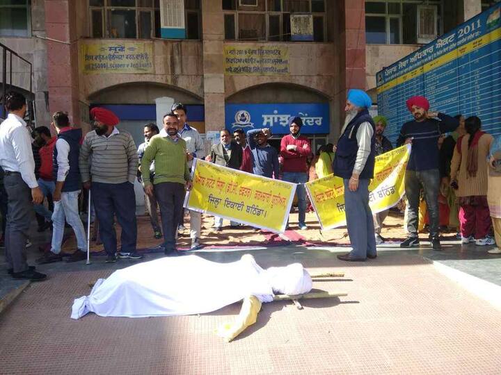 ਸਰਕਾਰ ਉਨ੍ਹਾਂ ਤੋਂ ਪੂਰਾ ਕੰਮ ਲੈਂਦੀ ਹੈ। ਇਸ ਕਰਕੇ ਉਨ੍ਹਾਂ ਦੀ ਤਨਖਾਹ ਵਿੱਚ ਵਾਧਾ ਕੀਤਾ ਜਾਵੇ ਕਿਉਂਕਿ ਸਿਰਫ 10 ਹਜ਼ਾਰ ਪ੍ਰਤੀ ਮਹੀਨਾ ਨਾਲ ਕੋਈ ਵੀ ਆਪਣਾ ਪਰਿਵਾਰ ਨਹੀਂ ਚਲਾ ਸਕਦਾ।
