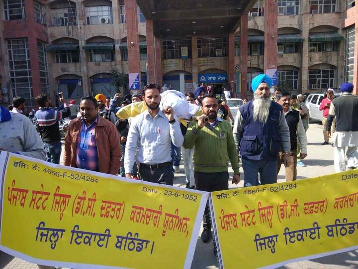 ਇਹੀ ਕਾਰਨ ਹੈ ਕਿ ਪੰਜਾਬ ਵਿੱਚ ਪੂਰੀ ਤਨਖਾਹ ਮਿਲਣ ਕਾਰਨ ਜ਼ਿਆਦਾਤਰ ਨੌਜਵਾਨ ਪੀੜ੍ਹੀ ਵਿਦੇਸ਼ਾਂ ਵੱਲ ਕੂਚ ਕਰ ਰਹੀ ਹੈ।