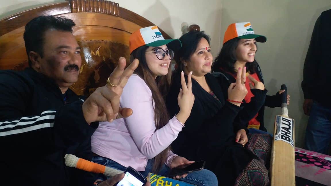 u-19-cricketer-Abhishek-Sharma-family