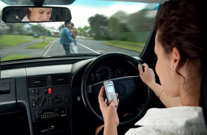 ਇਸ ਤੋਂ ਬਚਣ ਲਈ ਗੱਡੀ ਚਲਾਉਂਦੇ ਹੋਏ ਮੋਬਾਈਲ ਦੀ ਵਰਤੋਂ ਨਾ ਕਰੋ। 