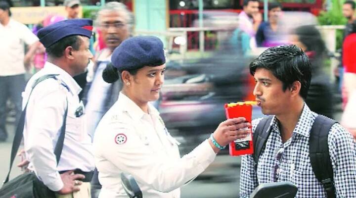 ਸ਼ਰਾਬ ਪੀ ਕੇ ਜਾਂ ਬਗ਼ੈਰ ਹੈਲਮੇਟ ਦੇ ਗੱਡੀ ਚਲਾਉਣ 'ਤੇ ਵੀ ਭਾਰੀ ਜੁਰਮਾਨਾ ਲੱਗ ਸਕਦਾ ਹੈ ਤੇ ਸਖ਼ਤ ਕਾਰਵਾਈ ਵੀ ਹੋ ਸਕਦੀ ਹੈ।