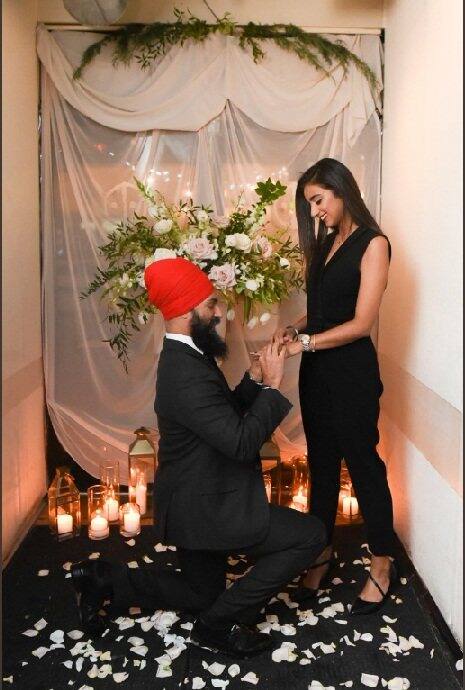ਜਗਮੀਤ ਨੇ ਇੱਕ ਗੋਡੇ ਦੇ ਭਾਰ ਬੈਠ ਕੇ ਆਪਣੀ ਜੈਕਟ ਦੀ ਜੇਬ 'ਚੋਂ ਮੁੰਦਰੀ ਕੱਢ ਕੇ ਗੁਰਕਿਰਨ ਨੂੰ ਪ੍ਰਪੋਜ਼ ਕੀਤਾ ਸੀ, ਜਿਸ ਨੂੰ ਉਸ ਨੇ ਮਨਜ਼ੂਰ ਕਰ ਲਿਆ ਸੀ।