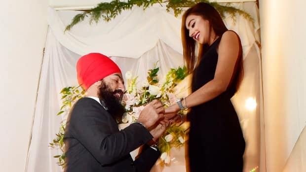 ਇਸ ਮਗਰੋਂ ਗੁਰਕਿਰਨ ਨੇ ਸਭ ਵੱਲ ਮੁੰਦਰੀ ਵਾਲਾ ਹੱਥ ਦਿਖਾਉਂਦਿਆਂ ਕਿਹਾ,''ਮੇਰੀ ਮੰਗਣੀ ਹੋ ਗਈ।''