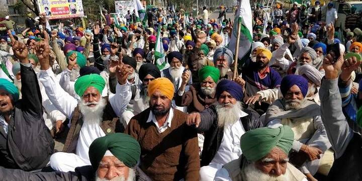 ਕਿਸਾਨ ਲੀਡਰ ਨੇ ਕਿਹਾ ਹੈ ਕਿ ਉਹ ਹੁਣ ਆਰ-ਪਾਰ ਦਾ ਸੰਘਰਸ਼ ਕਰਨਗੇ ਜਿਸ ਲਈ ਉਹ ਛੋਟੇ ਸ਼ਹਿਜ਼ਾਦਿਆਂ ਦੇ ਸ਼ਹੀਦੀ ਸਥਾਨ ਗੁਰਦੁਆਰਾ ਫ਼ਤਿਹਗੜ੍ਹ ਸਾਹਿਬ ਤੇ ਗਦਰੀਆਂ ਬਾਬਿਆਂ ਤੇ ਹੋਰ ਸ਼ਹੀਦਾਂ ਦੇ ਇਤਿਹਾਸਕ ਸਥਾਨਾਂ ਤੋਂ ਕਸਮਾਂ ਖਾ ਕੇ ਸ਼ੁਰੂਆਤ ਕਰਨਗੇ। ਕਿਸਾਨ ਕਰਜ਼ਾ ਮੁਆਫ਼ੀ ਨੂੰ ਲੈ ਕੇ ਸੂਬਾ ਭਰ ‘ਚ 7 ਕਿਸਾਨ ਜਥੇਬੰਦੀਆਂ ਵੱਲੋਂ ਪੰਜਾਬ ਸਰਕਾਰ ਖ਼ਿਲਾਫ਼ ਰੋਸ ਪ੍ਰਦਰਸ਼ਨ ਕੀਤਾ ਗਿਆ। ਪਟਿਆਲਾ, ਮਾਨਸਾ ਤੇ ਬਠਿੰਡਾ ‘ਚ ਦੋ ਘੰਟਿਆਂ ਲਈ ਨੈਸ਼ਨਲ ਹਾਈਵੇ ਤੇ ਬਰਨਾਲਾ ‘ਚ ਤਿੰਨ ਮੁੱਖ ਮਾਰਗ ਬਾਜਾਖਾਨਾ ਮੋਗਾ ਰੋਡ, ਲੁਧਿਆਣਾ ਤੇ ਚੰਡੀਗੜ੍ਹ ਰੋਡ ‘ਤੇ ਦੁਪਹਿਰ 12 ਤੋਂ 2 ਵਜੇ ਤੱਕ ਜਾਮ ਕੀਤਾ।