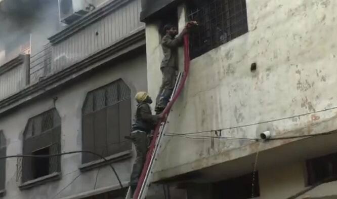 ਫਿਲਹਾਲ, ਅੱਗ ਬੁਝਾਊ ਦਸਤੇ ਹਾਲਾਤ 'ਤੇ ਕਾਬੂ ਪਾਉਣ ਲਈ ਜੂਝ ਰਹੇ ਹਨ। 