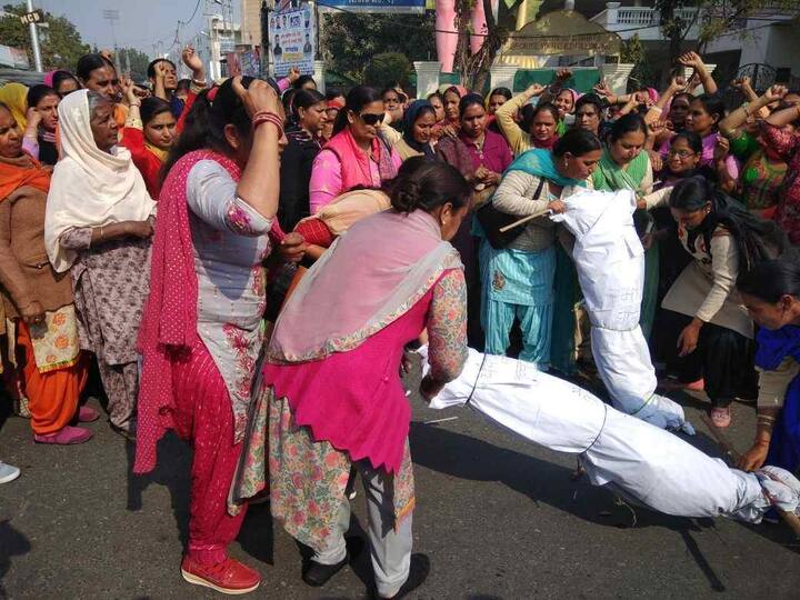 ਇਸ ਮਗਰੋਂ ਬਠਿੰਡਾ ਦੇ ਹਨੂੰਮਾਨ ਚੌਕ ਵਿੱਚ ਪ੍ਰਧਾਨ ਮੰਤਰੀ ਨਰਿੰਦਰ ਮੋਦੀ ਤੇ ਮੁੱਖ ਮੰਤਰੀ ਕੈਪਟਨ ਅਮਰਿੰਦਰ ਦਾ ਪੁਤਲਾ ਫੂਕ ਕੇ ਨਾਅਰੇਬਾਜ਼ੀ ਕੀਤੀ।