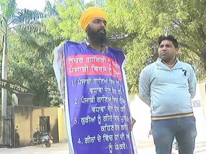 ਪੱਪਾ ਸਿੰਘ ਮੁਤਾਬਕ ਨਵੇਂ ਕਲਾਕਾਰ ਸੁਰਖੀਆਂ ਬਟੋਰਨ ਲਈ ਗੀਤਾਂ 'ਚ ਲੱਚਰਤਾ ਤੇ ਹਥਿਆਰਾਂ ਦੀ ਗੱਲ ਕਰਦੇ ਹਨ। ਇਸ ਦਾ ਨੌਜਵਾਨ ਪੀੜ੍ਹੀ 'ਤੇ ਬੇਹੱਦ ਗਲਤ ਤੇ ਮਾਰੂ ਪ੍ਰਭਾਵ ਪੈਂਦਾ ਹੈ, ਜਿਸ ਅੱਜ ਦਾ ਨੌਜਵਾਨ ਗੈਂਗਸਟਰ ਬਣ ਰਿਹਾ ਹੈ। ਲੱਚਰ ਤੇ ਹਥਿਆਰਾਂ ਵਾਲੀ ਗਾਇਕੀ ਦੇ ਖ਼ਿਲਾਫ਼ ਡਟਿਆ ਇਹ ਨੌਜਵਾਨ ਘਰੋਂ ਤਾਂ ਇਕੱਲਿਆ ਹੀ ਤੁਰਿਆ, ਰਾਹ ਵਿੱਚ ਮੋਢੇ ਨਾਲ ਮੋਢਾ ਜੋੜਨ ਵਾਲੇ ਕਈ ਲੋਕ ਮਿਲਦੇ ਗਏ। 