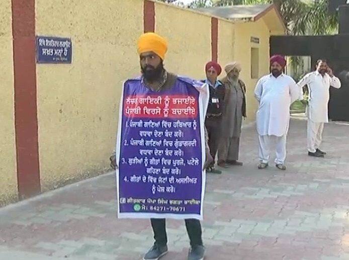 'ਏਬੀਪੀ ਸਾਂਝਾ' ਦੀ ਰਿਪੋਰਟ ਦਾ ਮਕਸਦ ਕਿਸੇ ਗਾਇਕ ਜਾ ਗੀਤਕਾਰ ਦੀ ਗਾਇਕੀ ਜਾਂ ਗੀਤਕਾਰੀ ਤੇ ਸਵਾਲ ਚੁੱਕਣਾ ਨਹੀਂ ਹੈ ਬਲਕਿ ਸੱਚ ਨੂੰ ਜਨਤਾ ਸਾਹਮਣੇ ਪੇਸ਼ ਕਰਨਾ ਹੈ।