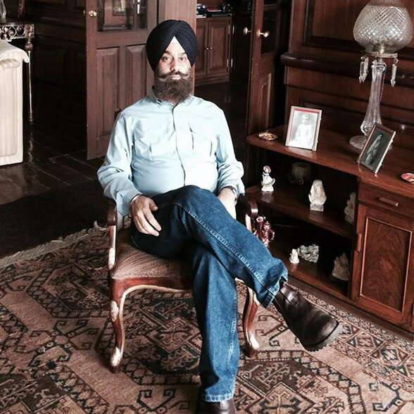 ਉਸ ਦੀ ਕੰਪਨੀ ਸਿੰਗਾਪੁਰ ਆਧਾਰਤ ਓਲਮ ਇੰਟਰਨੈਸ਼ਨਲ ਦੁਨੀਆ ਦੀ ਦੂਸਰੀ ਸਭ ਤੋਂ ਵੱਡੀ ਮੂੰਗਫਲੀ ਐਕਪੋਰਟਰ ਹੈ। ਹਜ਼ਾਰਾਂ ਹੈਕਟੇਅਰ ਖੇਤਾਂ ਦੇ ਮਾਲਕ ਸਿਮਰਪਾਲ ਮੂੰਗਫਲੀ, ਸੋਆ, ਮੱਕਾ ਤੇ ਚੌਲ ਦੀ ਖੇਤੀ ਕਰਦਾ ਹੈ ਤੇ ਪੂਰੀ ਦੁਨੀਆ ਵਿੱਚ ਐਕਸਪੋਰਟ ਕਰਦਾ ਹੈ। 