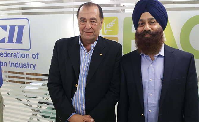 ਉਨ੍ਹਾਂ ਦੱਸਿਆ ਕਿ ਹਰ ਕੋਈ ਉਸ ਦੀ ਪੱਗ ਦਾ ਫੈਨ ਹੈ। ਇੱਥੇ ਲੋਕ ਸੋਚਦੇ ਹਨ ਕਿ ਪਗੜੀ ਪਹਿਨਣ ਵਾਲਾ ਅਮੀਰ ਤੇ ਸ਼ਾਹੀ ਪਰਿਵਾਰ ਤੋਂ ਹੁੰਦਾ ਹੈ। ਸਿਮਰ ਮੁਤਾਬਕ ਉਸ ਦਾ ਬਚਪਨ ਪੱਛਮੀ ਬੰਗਾਲ ਦੇ ਦੁਰਗਾਪੁਰ ਵਿੱਚ ਬੀਤਿਆ ਹੈ। 