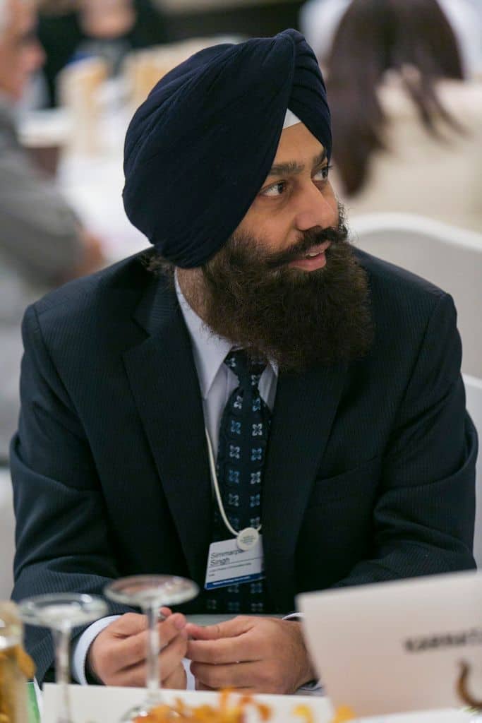 ਅਰਜਨੀਟਾ ਵਿੱਚ ਉਸ ਦੇ ਆਫ਼ਿਸ ਵਿੱਚ 200 ਕਰਮਚਾਰੀਆਂ ਵਿੱਚ ਸਿਰਫ਼ ਦੋ ਹੀ ਭਾਰਤੀ ਹਨ। ਉਸ ਦੀ ਪਤਨੀ ਹਰਪ੍ਰੀਤ ਤੇ ਸਿਮਰ ਕੰਮ ਦੌਰਾਨ ਹਮੇਸ਼ਾ ਸਪੇਨਿਸ਼ ਬੋਲਦੇ ਹਨ ਪਰ ਫੈਮਲੀ ਵਿੱਚ ਪੰਜਾਬੀ ਭਾਸ਼ਾ ਵਿੱਚ ਹੀ ਗੱਲ ਕਰਦੇ ਹਨ। ਰਾਜਧਾਨੀ ਨਿਊਨਸ ਆਇਰਸ ਵਿੱਚ ਸਿਮਰ ਦੀ ਹਰਮਨ ਪਿਆਰਤਾ ਕਾਰਨ ਹੀ ਭਾਰਤੀਆਂ ਦੇ ਦਰਜਨਾਂ ਰੈਸਟੋਰੈਂਟ ਖੁੱਲ੍ਹ ਚੁੱਕੇ ਹਨ।