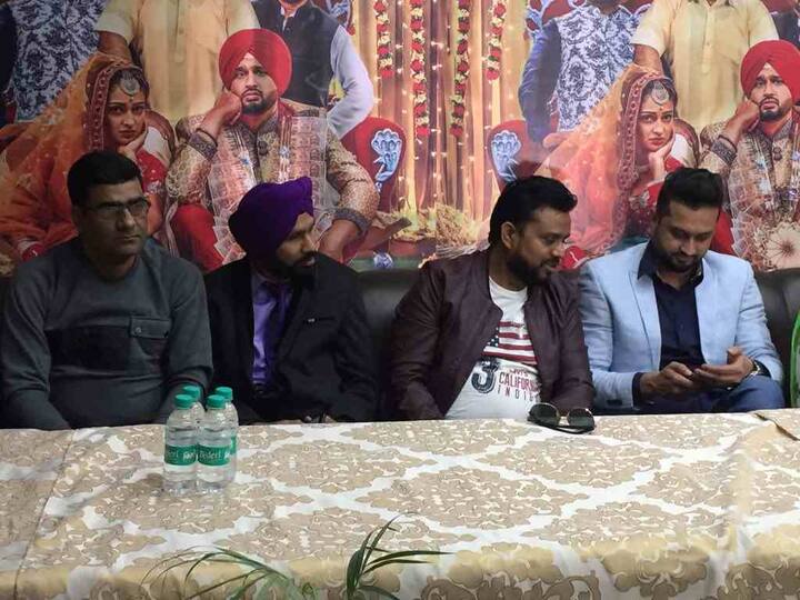 ਫਿਲਮ 'ਲਾਵਾ ਫੇਰੇ' ਦੀ ਟੀਮ ਪ੍ਰਚਾਰ ਲਈ ਅੱਜ ਜਲੰਧਰ ਪੁੱਜੀ। ਫਿਲਮ 17 ਫਰਵਰੀ ਨੂੰ ਰਿਲੀਜ਼ ਹੋ ਰਹੀ ਹੈ। 