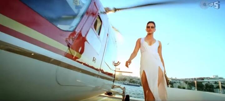 ਨਿਰਦੇਸ਼ਕ ਅੱਬਾਸ ਮਸਤਾਨ ਦੀ ਫ਼ਿਲਮ 'ਰੇਸ-2' ਵਿੱਚ ਦੀਪਿਕਾ ਨੇ ਜ਼ਬਰਦਸਤ ਅਦਾਕਾਰੀ ਕੀਤੀ ਸੀ। ਇਸ ਫ਼ਿਲਮ ਨੇ ਬਾਕਸ ਆਫਿਸ 'ਤੇ 100.45 ਕਰੋੜ ਦੀ ਕਮਾਈ ਕੀਤੀ ਸੀ। ਸਾਲ 2013 ਵਿੱਚ ਦੀਪਿਕਾ ਦੀਆਂ ਪੰਜ ਫ਼ਿਲਮਾਂ ਸੁਪਰਹਿੱਟ ਰਹੀਆਂ।