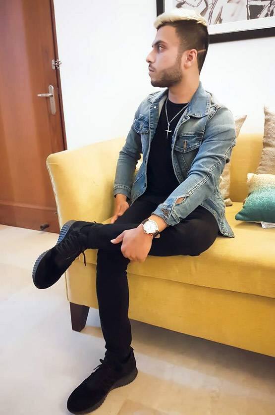 ਇਹ ਖਬਰ ਲਿਖਣ ਤੱਕ ਉਸ ਦੀ ਇਸ ਫੇਸਬੁੱਕ ਪੋਸਟਾਂ ਨੂੰ 58 ਹਜ਼ਾਰ ਲੋਕਾਂ ਨੇ ਪਸੰਦ ਕੀਤਾ ਤੇ 17 ਹਜ਼ਾਰ ਤੋਂ ਜ਼ਿਆਦਾ ਲੋਕਾਂ ਦੀਆਂ ਟਿੱਪਣੀਆਂ ਮਿਲੀਆਂ ਹਨ। ਲੜਕੇ ਦੀ ਉਮਰ 26 ਸਾਲ ਹੈ ਤੇ ਉਸ ਦਾ ਨਾਮ ਸ਼ਕੁਲ ਗੁਪਤਾ ਹੈ। ਉਸ ਨੇ ਆਪਣੇ ਆਪ ਨੂੰ ਉਦਯੋਗਪਤੀ ਦੱਸਿਆ ਹੈ।