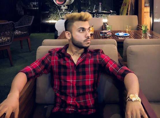 ਇਸ ਲੜਕੇ ਨੇ ਤੀਜੇ ਪੈਕੇਜ ਵਿੱਚ ਬੁੱਲ੍ਹਾਂ ਦੇ ਚੁੰਮਣ ਵੀ ਸ਼ਾਮਲ ਕੀਤਾ ਹੈ ਤੇ ਉਸ ਨੇ ਆਖ਼ਰੀ ਪੈਕੇਜ ਵਿੱਚ ਪੇਸ਼ਕਸ਼ ਕੀਤੀ ਹੈ- ਜੋ ਵੀ ਤੁਸੀਂ ਚਾਹੋ।