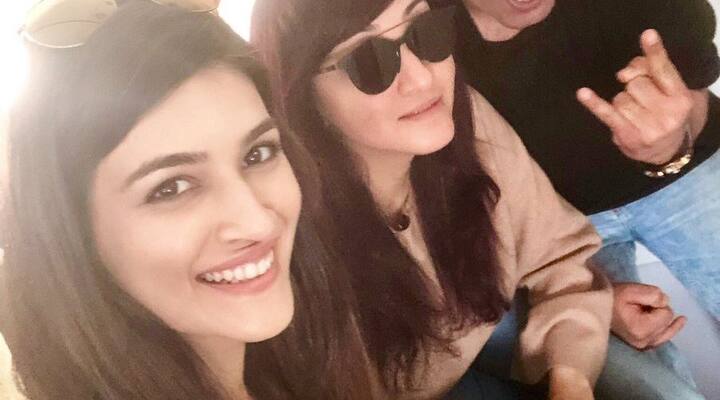 ਕ੍ਰਿਤੀ ਨੇ ਅਦਾਕਾਰ ਵਰੁਣ ਸ਼ਰਮਾ ਨਾਲ ਫਿਲਮ ’ਅਰਜੁਨ ਪਟਿਆਲਾ’ ਦੀਆਂ ਤਸਵੀਰਾਂ ਟਵਿੱਟਰ ’ਤੇ ਸਾਂਝੀਆਂ ਕੀਤੀਆਂ।