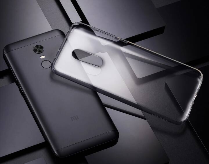 ਸ਼ਿਓਮੀ ਦੇ Redmi Note 5 ਦੀ ਗੱਲ ਕਰਦੇ ਹਾਂ। ਸ਼ਿਓਮੀ ਨੇ ਆਪਣੇ ਬੇਹੱਦ ਮਕਬੂਲ ਹੋਏ ਸਮਾਰਟਫ਼ੋਨ ਰੈਡਮੀ ਨੋਟ 4 ਤੋਂ ਬਾਅਦ ਨੋਟ 5 ਵਿੱਚ ਬਹੁਤ ਕੁਝ ਤਬਦੀਲ ਕਰ ਦਿੱਤਾ ਹੈ। ਇਸ ਵਾਰ ਕੰਪਨੀ ਫ਼ੋਨ ਦੇ ਨਾਲ ਨਾਲ ਝਰੀਟਾਂ ਤੋਂ ਬਚਾਉਣ ਲਈ ਤਸਵੀਰ 'ਚ ਵਿਖਾਇਆ ਬੈਕ ਕਵਰ ਵੀ ਦੇ ਰਹੀ ਹੈ। 