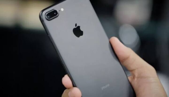 9 ਟੂ 5 ਮੈਕ ਦੀ ਖ਼ਬਰ ਮੁਤਾਬਕ 6.1 ਇੰਚ ਦਾ ਐਲ.ਸੀ.ਡੀ. iPhone ਫੁੱਲ-ਸਕ੍ਰੀਨ ਡਿਜ਼ਾਇਨ ਨਾਲ iPhone X ਵਾਂਗ ਹੀ ਦਿੱਸੇਗਾ, ਪਰ ਇਸ ਦੀ ਕੀਮਤ ਘੱਟ ਹੋਵੇਗੀ। ਵਿਸ਼ਲੇਸ਼ਕਾਂ ਨੂੰ ਉਮੀਦ ਹੈ ਕਿ ਇਸ ਨਵੇਂ iPhone ਦੀ ਕੀਮਤ iPhone 8 ਤੇ iPhone 8 ਪਲੱਸ ਦੀ ਥਾਂ ਲਵੇਗੀ। ਇਸ ਦੀ ਕੀਮਤ 699 ਡਾਲਰ ਰਹਿਣ ਦੀ ਸੰਭਾਵਨਾ ਹੈ। 