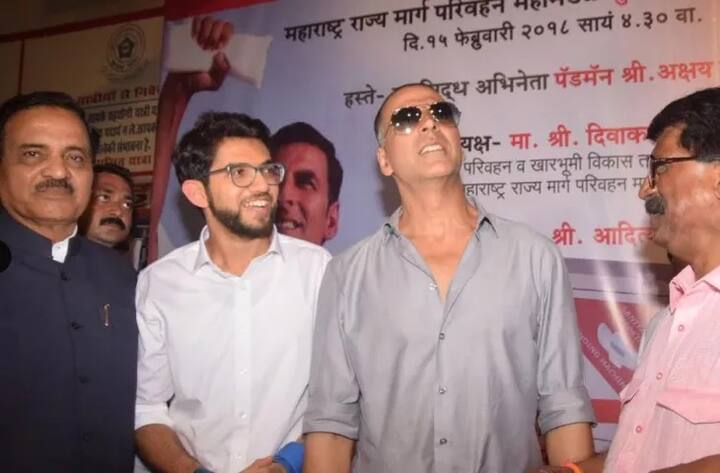 ਠਾਕਰੇ ਨੇ ਅਕਸ਼ੈ ਦੇ ਧੰਨਵਾਦ ਦਾ ਜਵਾਬ ਦਿੰਦਿਆਂ ਕਿਹਾ ਕਿ ਤੁਹਾਡੀ ਫ਼ਿਲਮ ਛੇਤੀ ਹੀ 100 ਕਰੋੜ ਦੀ ਕਮਾਈ ਪਾਰ ਕਰ ਜਾਵੇਗੀ। 