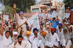 ਟਰੈਕਟਰ ਟਰਾਲੀ ਵਿਚ ਸਵਾਰ ਹੋ ਕੇ ਕਿਸਾਨਾਂ ਵੱਲੋਂ ਦਿੱਲੀ ਨੂੰ ਘੇਰਨ ਦਾ ਐਲਾਨ