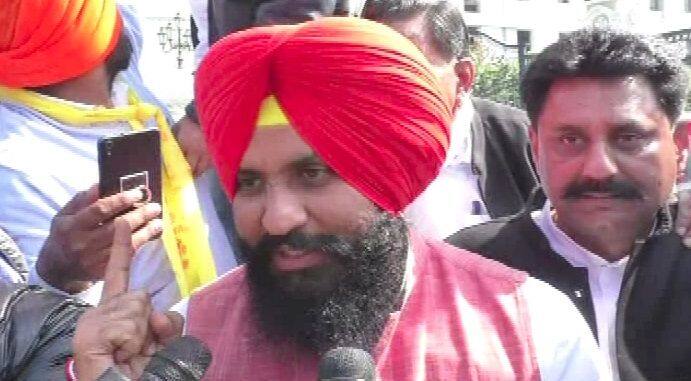 ਲੋਕ ਇਨਸਾਫ ਪਾਰਟੀ ਦੇ ਮੁਖੀ ਸਿਮਰਨਜੀਤ ਸਿੰਘ ਬੈਂਸ ਤੇ ਆਮ ਆਦਮੀ ਪਾਰਟੀ ਨੇ ਪੁਲਿਸ ਕਮਿਸ਼ਨਰ ਦੇ ਦਫ਼ਤਰ ਨੂੰ ਘੇਰਾ ਪਾਉਣਾ ਸੀ। ਪੁਲਿਸ ਵੱਲੋਂ ਕੱਲ੍ਹ ਦੀ ਘਟਨਾ ਤੋਂ ਬਾਅਦ ਕਾਂਗਰਸੀ ਨੇਤਾ ਕੰਵਲਜੀਤ ਕੜਵਲ ਤੇ ਗੁਰਪ੍ਰੀਤ ਗੋਪੀ ਸਮੇਤ ਹੋਰਾਂ 'ਤੇ ਕੇਸ ਦਰਜ ਹੋਣ ਤੋਂ ਬਾਅਦ ਪ੍ਰਦਰਸ਼ਨ ਵਾਪਸ ਲੈ ਲਿਆ ਗਿਆ। 