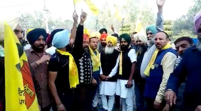 ਇਸ ਮੌਕੇ ਵਿਰੋਧੀ ਧਿਰ ਦੇ ਨੇਤਾ ਸੁਖਪਾਲ ਸਿੰਘ ਖਹਿਰਾ ਨੇ ਕਿਹਾ ਕਿ ਕਾਂਗਰਸ ਦੀ ਧੱਕੇਸ਼ਾਹੀ ਸਹਿਨ ਨਹੀਂ ਕੀਤੀ ਜਾਵੇਗੀ ਤੇ ਅਸੀਂ ਕਾਂਗਰਸ ਦੇ ਇੱਕੀਆਂ ਦੇ ਇਕਵੰਜਾ ਮੋੜਾਂਗੇ। 