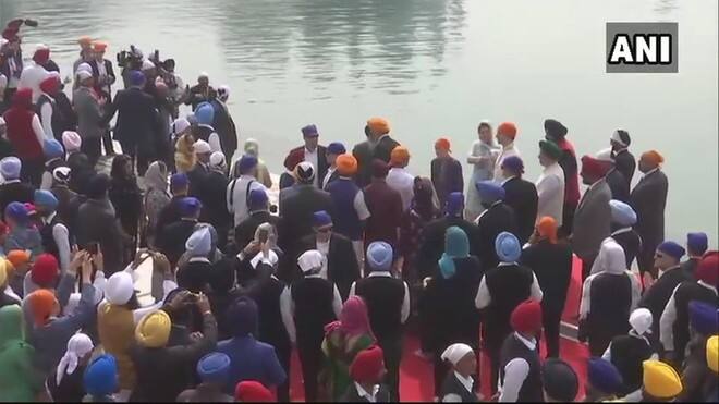 ਮੋਦੀ ਸਰਕਾਰ ਵੱਲੋਂ ਫਿੱਕੇ ਸਵਾਗਤ ਮਗਰੋਂ ਪੰਜਾਬੀਆਂ ਨੇ ਟਰੂਡੋ ਦੇ ਆਓ ਭਗਤ ਦੀ ਜ਼ਿੰਮੇ ਆਪਣੇ ਸਿਰ ਲੈ ਲਿਆ। ਅੱਜ ਵੇਖਿਆ ਗਿਆ ਕਿ ਆਮ ਲੋਕ ਵੀ ਉਨ੍ਹਾਂ ਦੇ ਸਵਾਗਤ ਲਈ ਪਹੁੰਚੇ ਹੋਏ ਸੀ।