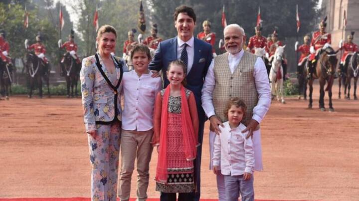 ਨਵੀਂ ਦਿੱਲੀ: ਪ੍ਰਧਾਨ ਮੰਤਰੀ ਨਰੇਂਦਰ ਮੋਦੀ ਨੇ ਅੱਜ ਕੈਨੇਡਾ ਦੇ ਹਮਰੁਤਬਾ ਜਸਟਿਨ ਟਰੂਡੋ ਦਾ ਸ਼ੁੱਕਰਵਾਰ ਨੂੰ ਰਾਸ਼ਟਰਪਤੀ ਭਵਨ ਵਿੱਚ ਗਰਮਜੋਸ਼ੀ ਨਾਲ ਸਵਾਗਤ ਕੀਤਾ। 