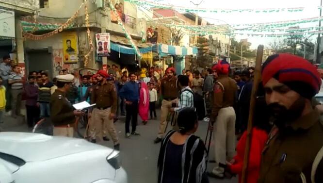 ਪੁਲਿਸ ਨੇ ਮੌਕੇ 'ਤੇ ਜਾ ਕੇ ਹਾਲਤ ਕਾਬੂ ਕੀਤੇ। 