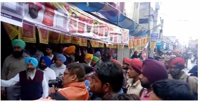  ਲੁਧਿਆਣਾ ਦੇ ਵਾਰਡ ਨੰਬਰ 39 'ਚ ਲੋਕ ਇਨਸਾਫ ਪਾਰਟੀ ਤੇ ਕਾਂਗਰਸੀ ਵਰਕਰਾਂ 'ਚ ਫਰਜ਼ੀ ਵੋਟਾਂ ਨੂੰ ਲੈ ਕੇ ਝੜਪ ਹੋ ਗਈ,ਲੁਧਿਆਣਾ ਨਗਰ ਨਿਗਮ ਚੋਣਾਂ ਲਈ ਸਾਰੇ 95 ਵਾਰਡਾਂ 'ਚ ਸਵੇਰੇ 8 ਵਜੇ ਵੋਟਾਂ ਪੈਣੀਆਂ ਸ਼ੁਰੂ ਹੋਈਆਂ ਸਨ