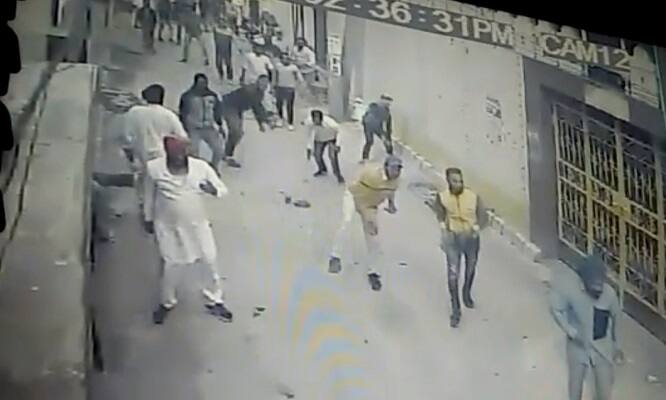 ਦੋਵਾਂ ਧਿਰਾਂ ਵਿੱਚ ਜੰਮ ਕੇ ਪੱਥਰਬਾਜ਼ੀ ਹੋਈ। 