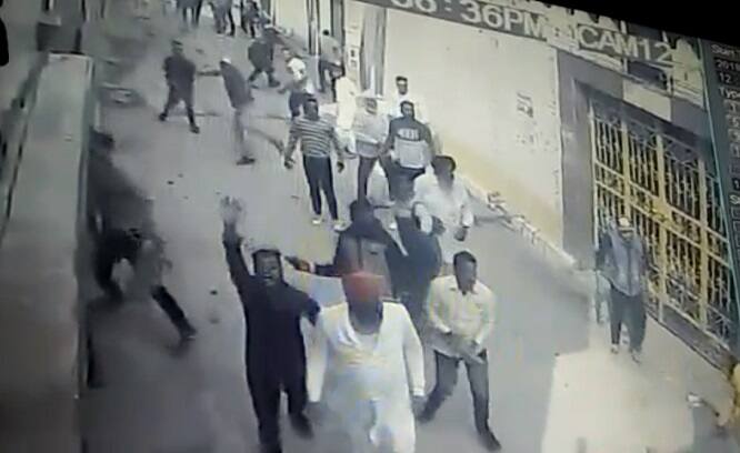 ਪੋਲਿੰਗ ਬੂਥ ਨੇੜੇ ਹੋਏ ਇਸ ਟਕਰਾਅ ਵਿੱਚ ਪੁਲਿਸ ਦੂਰ-ਦੂਰ ਤਕ ਵਿਖਾਈ ਨਹੀਂ ਦੇ ਰਹੀ। 