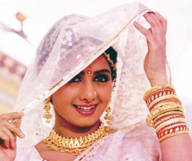 1989 ਵਿੱਚ ਫ਼ਿਲਮ ਚਾਲਬਾਜ਼ ਵਿੱਚ ਸ਼੍ਰੀਦੇਵੀ ਨੇ ਡਬਲ ਰੋਲ ਕੀਤਾ। ਇਸ ਫ਼ਿਲਮ ਲਈ ਵੀ ਫ਼ਿਲਮ ਫੇਅਰ ਐਵਾਰਡ ਜਿੱਤਿਆ। ਇਸ ਤੋਂ ਬਾਅਦ ਸ਼੍ਰੀਦੇਵੀ ਯਸ਼ਰਾਜ ਕੈਂਪ ਦੀ ਹੀਰੋਇਨ ਬਣ ਗਈ। ਚਾਂਦਨੀ, ਲਮਹੇ ਵਰਗੀਆਂ ਫ਼ਿਲਮਾਂ ਨੇ ਉਨ੍ਹਾਂ ਨੂੰ ਦੌਲਤ ਅਤੇ ਸ਼ੋਹਰਤ ਦਿੱਤੀ। ਲਮਹੇ ਫ਼ਿਲਮ ਲਈ ਫਿਰ ਫ਼ਿਲਮ ਫੇਅਰ ਮਿਲਿਆ।