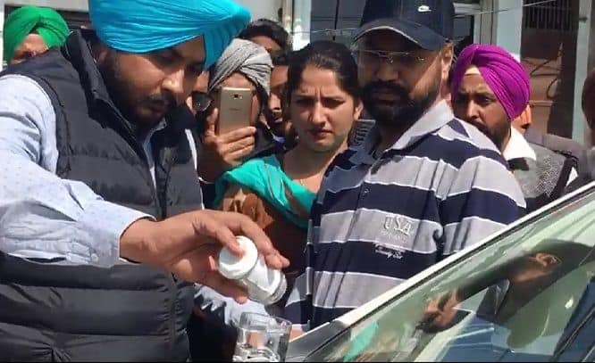 ਉਨ੍ਹਾਂ ਸੜਕ 'ਤੇ ਲੋਕਾਂ ਸਾਹਮਣੇ ਰੰਗੀ ਹੱਥੀਂ ਫੜੇ ਜਾਣ ਵਾਲਾ ਟੈਸਟ ਵੀ ਕਰ ਕੇ ਵਿਖਾਇਆ। ਵਿਜੀਲੈਂਸ ਟੀਮ ਪਾਣੀ ਵਾਲੇ ਗਿਲਾਸ ਵਿੱਚ ਇੱਕ ਕੈਮੀਕਲ ਪਾਇਆ।