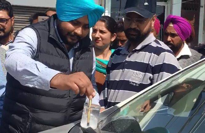 ਇਹ ਕੈਮੀਕਲ ਫਲੋਰੋਸੈਂਟ ਡਾਈ, ਸਟਾਰਚ ਪਾਊਡਰ, ਫਿਨੌਪਥਲੀਪ ਪਾਊਡਰ, ਵਿੱਚੋਂ ਕੋਈ ਵੀ ਹੋ ਸਕਦਾ ਹੈ। ਇਸ ਨੂੰ ਚੰਗੀ ਤਰ੍ਹਾਂ ਹਿਲਾਇਆ ਜਾਂਦਾ ਹੈ। 