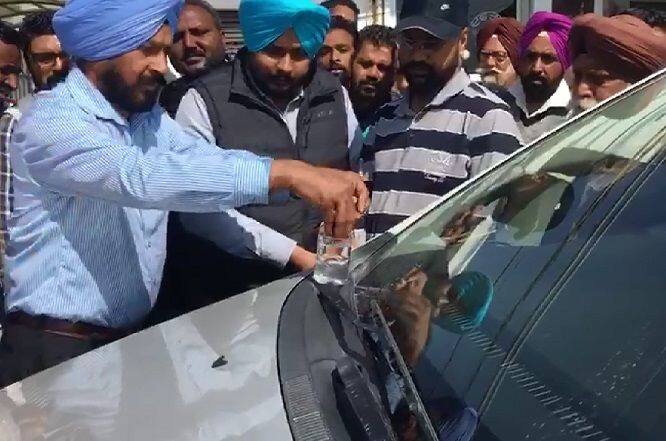 ਟੀਮ ਆਪਣੇ ਕਿਸੇ ਮੈਂਬਰ ਨੂੰ ਉਸ ਕੈਮੀਕਲ ਯੁਕਤ ਪਾਣੀ ਅੰਦਰ ਹੱਥ ਪਾਉਣ ਨੂੰ ਕਹਿੰਦੀ ਹੈ। 