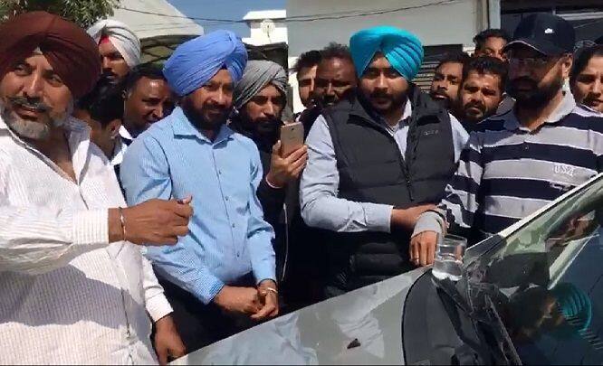ਦਰਅਸਲ ਵਿਜੀਲੈਂਸ ਲੋਕਾਂ ਨੂੰ ਇਹ ਵਿਖਾਉਂਦੀ ਹੈ ਕਿ ਉਸ ਦੇ ਹੱਥ ਪਾਉਣ ਨਾਲ ਕੈਮੀਕਲ ਵਾਲੇ ਪਾਣੀ ਦਾ ਰੰਗ ਵਟਦਾ ਹੈ ਜਾਂ ਨਹੀਂ। 