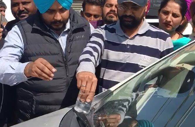 ਇਸ ਤੋਂ ਬਾਅਦ ਵਿਜੀਲੈਂਸ ਮੁਲਜ਼ਮ ਗੰਨਮੈਨ ਨੂੰ ਆਪਣੇ ਹੱਥ ਉਸ ਗਿਲਾਸ ਵਿੱਚ ਪਾਉਣ ਲਈ ਕਹਿੰਦੀ ਹੈ। 