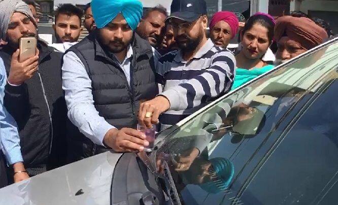 ਥੋੜ੍ਹੇ ਸਮੇਂ ਸਮੇਂ ਬਾਅਦ ਪਾਣੀ ਦਾ ਰੰਗ ਬਦਲਣਾ ਸ਼ੁਰੂ ਹੋ ਜਾਂਦਾ ਹੈ।