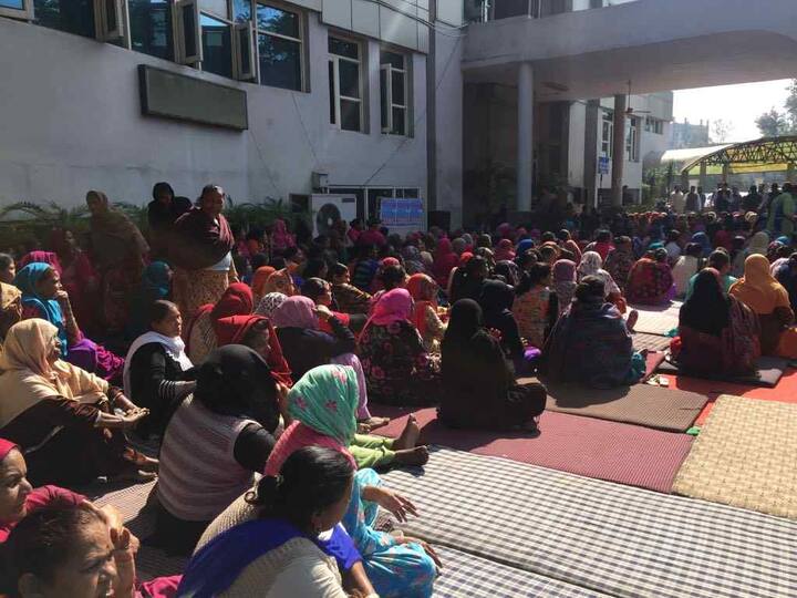 ਅੱਜ ਜਲੰਧਰ ਨਗਰ ਨਿਗਮ ਦੇ ਮੁਲਾਜ਼ਮਾਂ ਨੇ ਵੀ ਧਰਨਾ ਸ਼ੁਰੂ ਕਰ ਦਿੱਤਾ ਹੈ। 