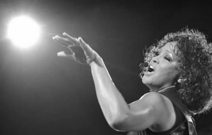 ਸਾਲ 2012 ਵਿੱਚ ਅਮਰੀਕਾ ਦੀ ਮਸ਼ਹੂਰ ਪੌਪ ਸਿੰਗਰ ਵਿਟਨੀ ਹਿਊਸਟਨ ਬਾਥਟਬ ਵਿੱਚ ਡਿੱਗਣ ਕਾਰਨ ਮੌਤ ਹੋ ਗਈ ਸੀ।