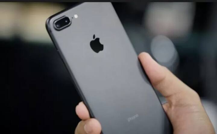 ਆਈਫੋਨ 7/7 ਪਲੱਸ, ਇਸ ਦੇ 32 GB ਮਾਡਲ ਨੂੰ 42,999 ਰੁਪਏ ਵਿੱਚ ਖਰੀਦਿਆ ਜਾ ਸਕਦਾ ਹੈ। ਇਸ ਦੀ ਬਾਜ਼ਾਰੀ ਕੀਮਤ 49,000 ਰੁਪਏ ਹੈ। ਦੂਜੇ ਪਾਸੇ, ਆਈਫੋਨ 7 ਪਲੱਸ ਦਾ 32GB ਮਾਡਲ 56,999 ਰੁਪਏ ਦੇ ਮੁੱਲ ਨਾਲ ਖਰੀਦਿਆ ਜਾ ਸਕਦਾ ਹੈ। ਇਸ ਤੋਂ ਇਲਾਵਾ ਤੁਸੀਂ 128GB ਮਾਡਲ ਨੂੰ 65,999 ਰੁਪਏ ਵਿੱਚ ਖਰੀਦ ਸਕਦੇ ਹੋ ਜੋ ਬਾਜ਼ਾਰ ਵਿੱਚ 68,000 ਰੁਪਏ ਵਿੱਚ ਉਪਲਬਧ ਹੈ।