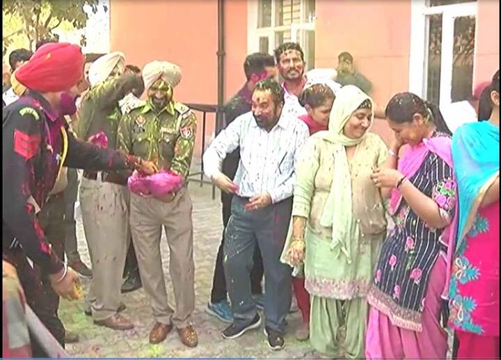 ਇਸੇ ਨੂੰ ਵੇਖਦਿਆਂ ਬਠਿੰਡਾ ਪੁਲਿਸ ਦੀ 5 ਕਮਾਂਡੋ ਬਟਾਲੀਅਨ ਵਿੱਚ ਹੋਲੀ ਦੇ ਤਿਉਹਾਰ ਤੋਂ ਇੱਕ ਦਿਨ ਪਹਿਲਾਂ ਪ੍ਰੋਗਰਾਮ ਕਰਵਾਇਆ ਗਿਆ।