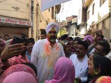 ਮਨਪ੍ਰੀਤ ਬਾਦਲ ਨੇ ਬਠਿੰਡੇ ਵਾਲਿਆਂ ਨਾਲ ਖੇਡੀ ਹੋਲੀ